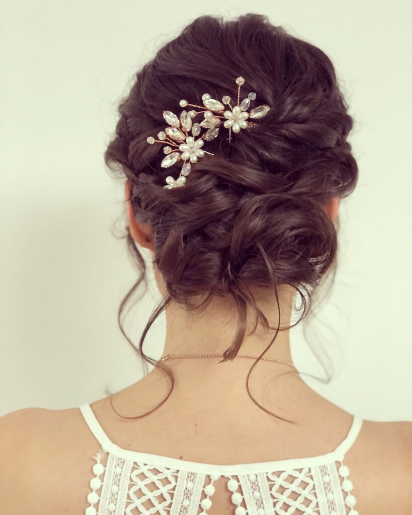 Lockere Hochsteckfrisur bei dunklen Haaren mit Perlen- und Strass-Haarschmuck