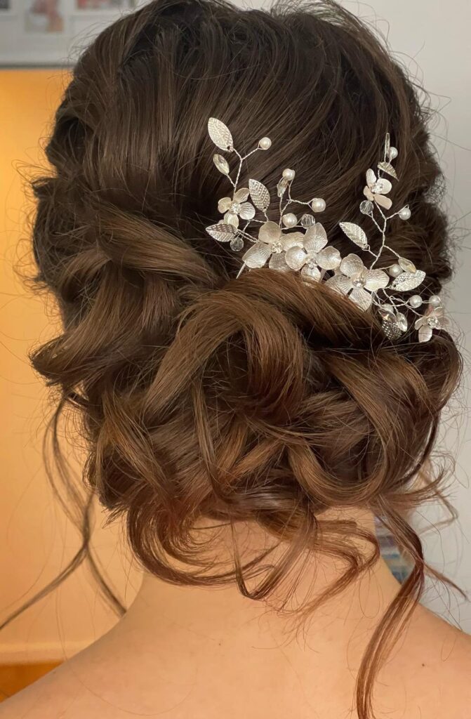 Hochsteckfrisur bei dunklen Haaren mit großem Haarschmuck aus Perlen und silbernen Blüten
