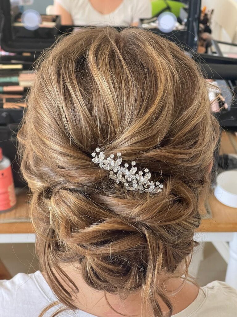 Lockerer Updo mit eingedrehten Strähnen und Kristall-Haarspange, von oben fotografiert beim Getting Ready