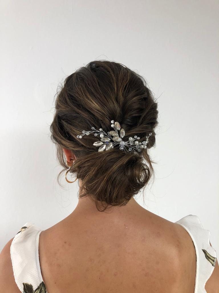Klassische Hochsteckfrisur von hinten: tiefer Knoten bei braunen Haaren mit Kristall-Haarschmuck