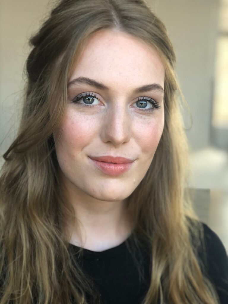Leichtes, natürliches Braut-Make-up bei Sommersprossen: betonte Wimpern, Rouge und nudefarbene Lippen